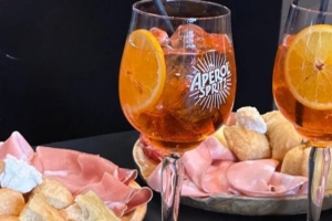 Florence Night Walking Tour with Italian Aperitivo & Local Guide